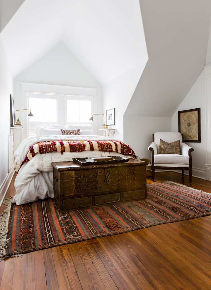 Imagen de dormitorio principal de estilo americano de tamaño medio con paredes blancas, suelo de madera oscura y suelo marrón