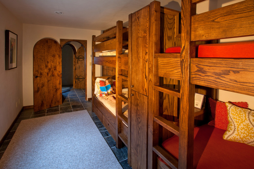 Ejemplo de habitación de invitados bohemia pequeña con paredes blancas y suelo de pizarra