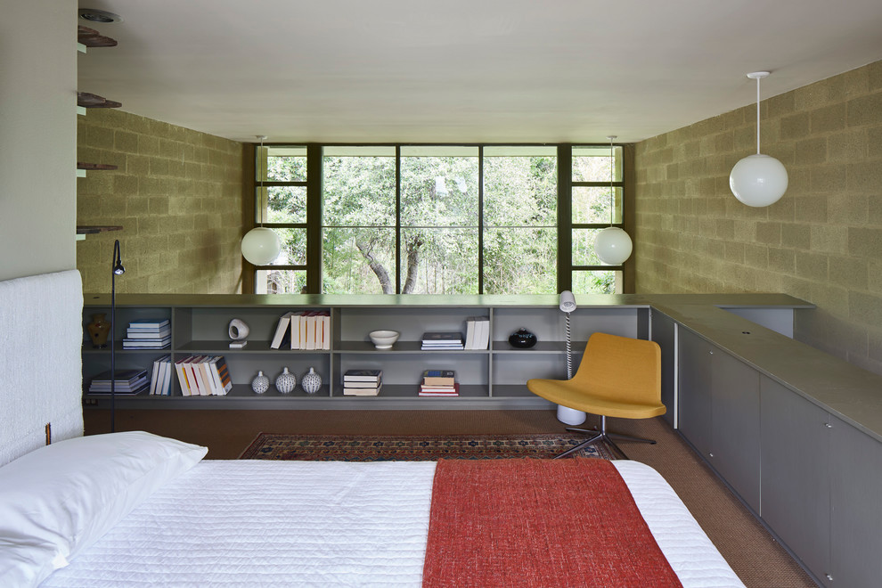 Idee per una piccola camera da letto stile loft minimalista con pareti beige, moquette e pavimento beige