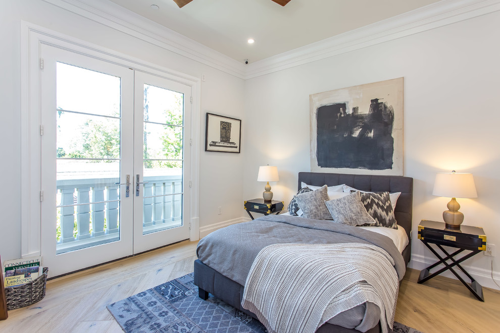 Esempio di una camera da letto tradizionale con pareti beige, parquet chiaro e pavimento beige