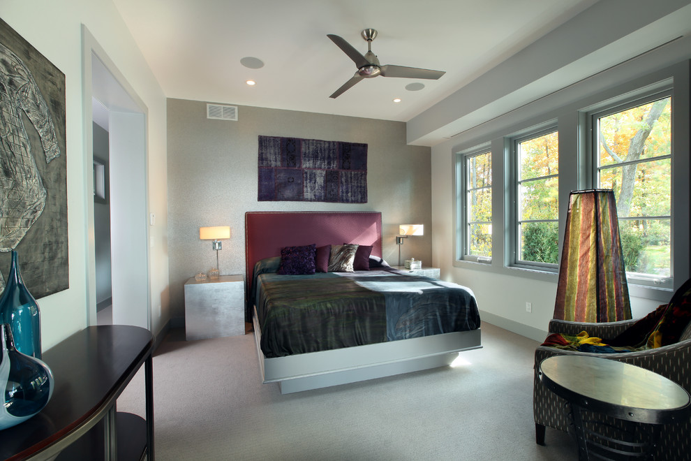 Пример оригинального дизайна: большая гостевая спальня (комната для гостей) в современном стиле с серыми стенами, ковровым покрытием и серым полом без камина