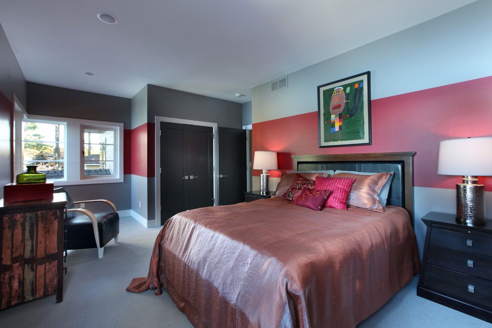 Стильный дизайн: большая гостевая спальня (комната для гостей) в современном стиле с серыми стенами и ковровым покрытием без камина - последний тренд