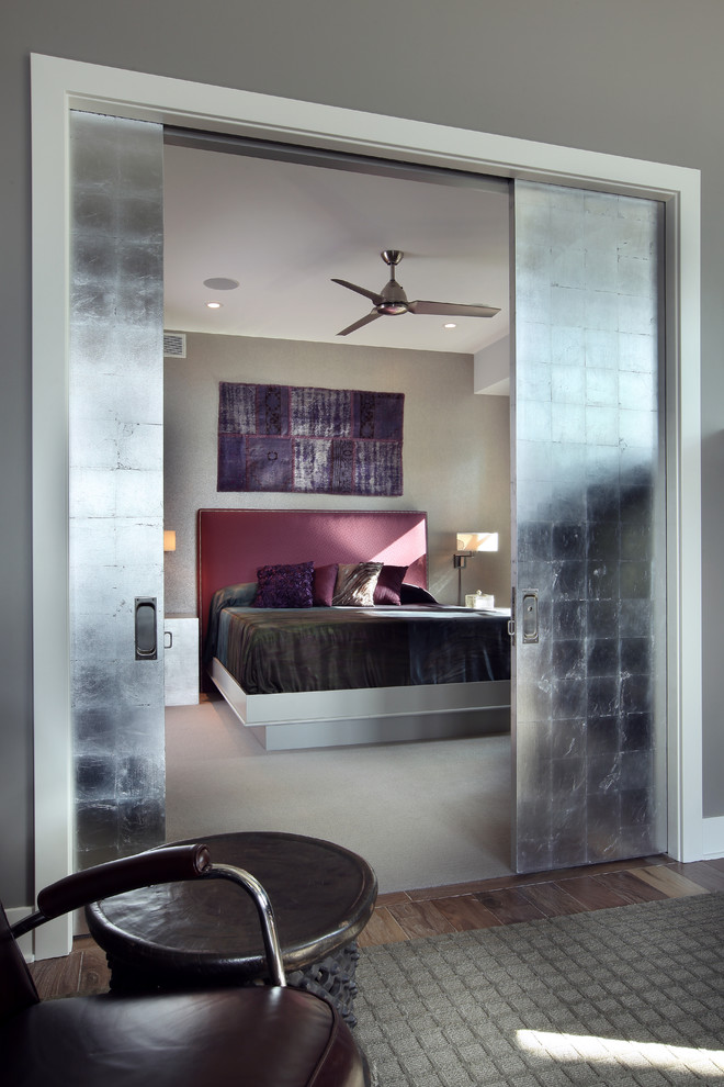 Источник вдохновения для домашнего уюта: большая гостевая спальня (комната для гостей) в современном стиле с серыми стенами и ковровым покрытием