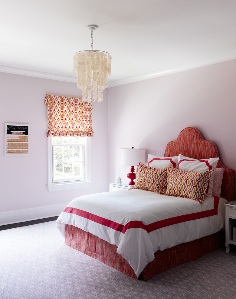 Пример оригинального дизайна: спальня в стиле неоклассика (современная классика) с розовыми стенами