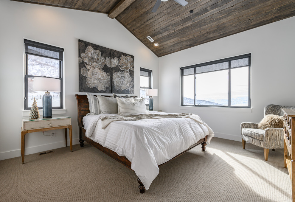Landhaus Gästezimmer ohne Kamin mit weißer Wandfarbe, Teppichboden und beigem Boden in Salt Lake City