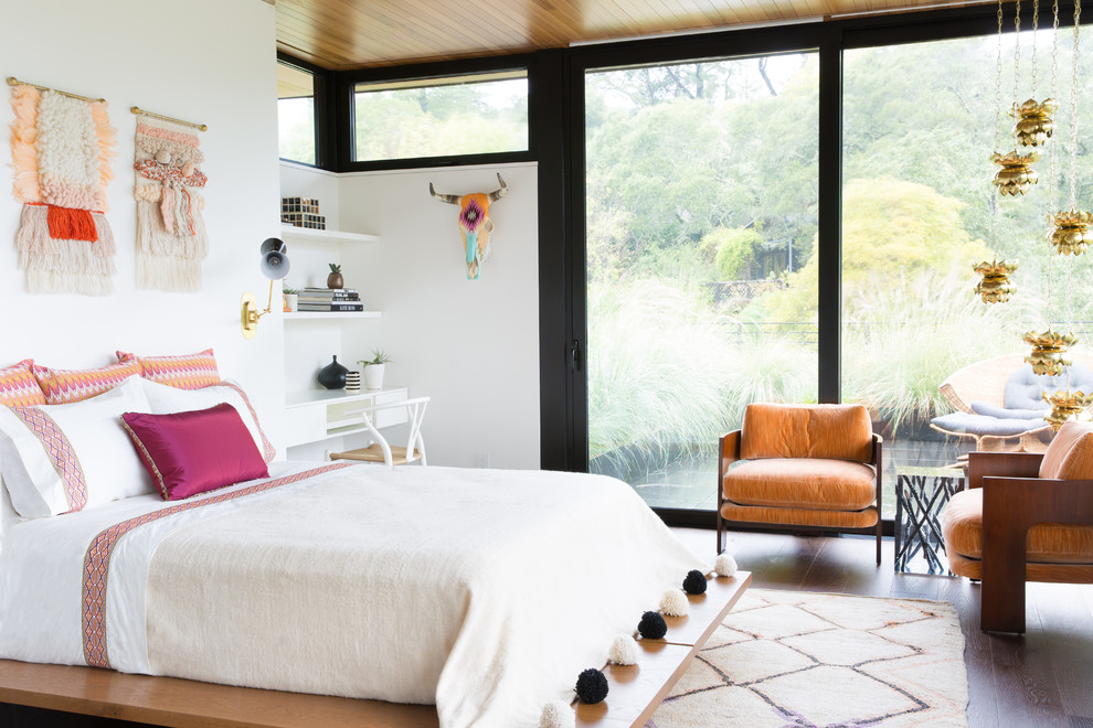 Immagine di una camera da letto minimal con pareti bianche, parquet scuro e pavimento marrone