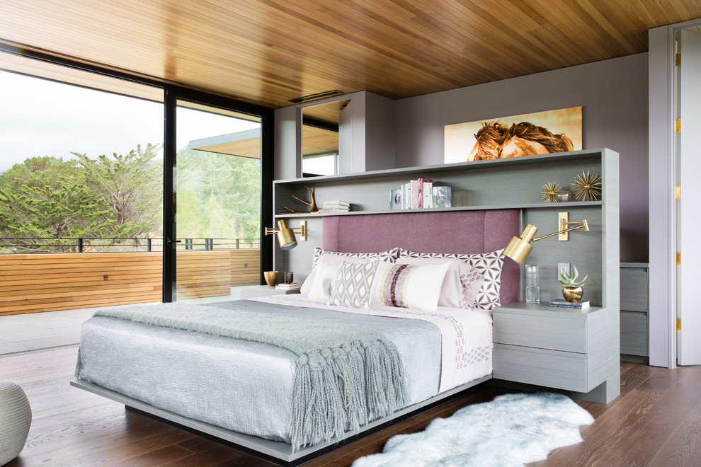 Idee per una camera da letto minimal con pareti viola, pavimento in legno massello medio e pavimento marrone