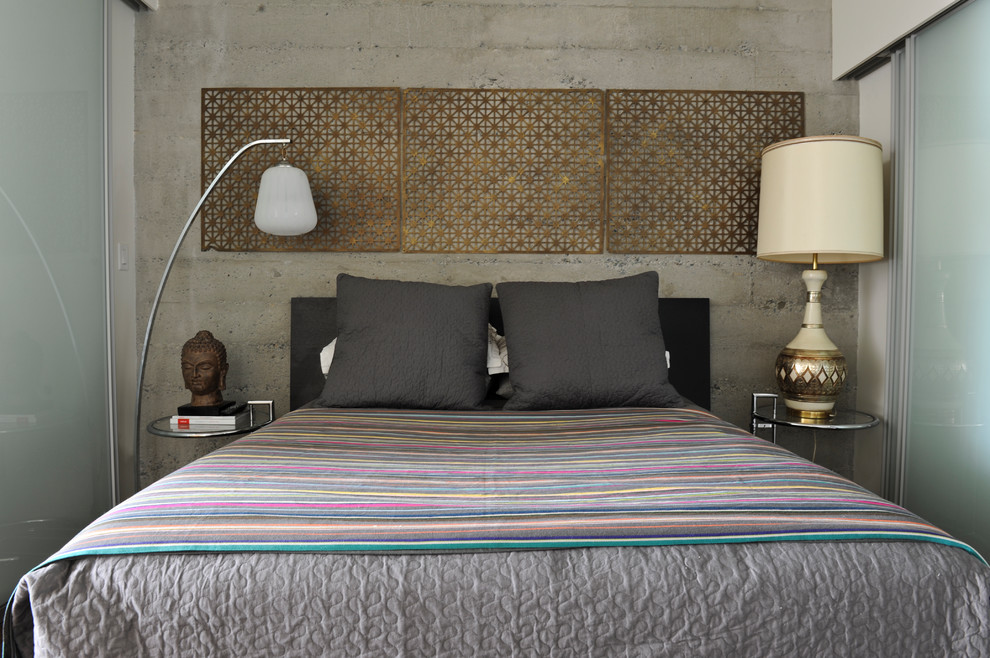 Стильный дизайн: спальня в стиле фьюжн с серыми стенами - последний тренд