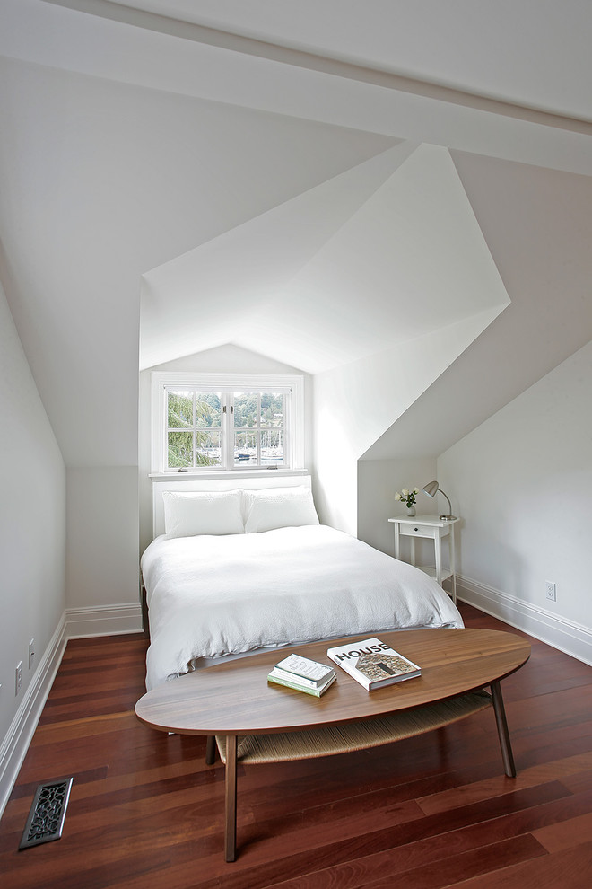Пример оригинального дизайна: спальня в стиле неоклассика (современная классика) с белыми стенами, темным паркетным полом и коричневым полом