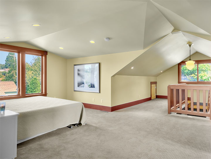 Mittelgroßes Uriges Hauptschlafzimmer ohne Kamin mit gelber Wandfarbe, Teppichboden und grauem Boden in Seattle
