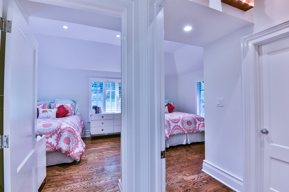 Пример оригинального дизайна: гостевая спальня среднего размера, (комната для гостей) в стиле рустика с белыми стенами и темным паркетным полом без камина