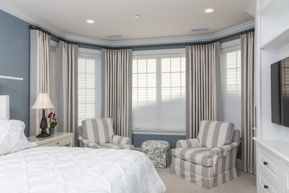 Пример оригинального дизайна: большая хозяйская спальня в классическом стиле с синими стенами, ковровым покрытием и белым полом без камина