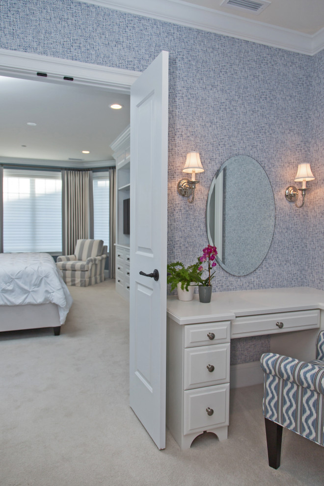 フィラデルフィアにある広いトラディショナルスタイルのおしゃれな主寝室 (青い壁、カーペット敷き、暖炉なし、白い床)