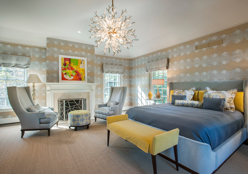 Стильный дизайн: большая хозяйская спальня в стиле неоклассика (современная классика) с разноцветными стенами, ковровым покрытием, стандартным камином и фасадом камина из камня - последний тренд