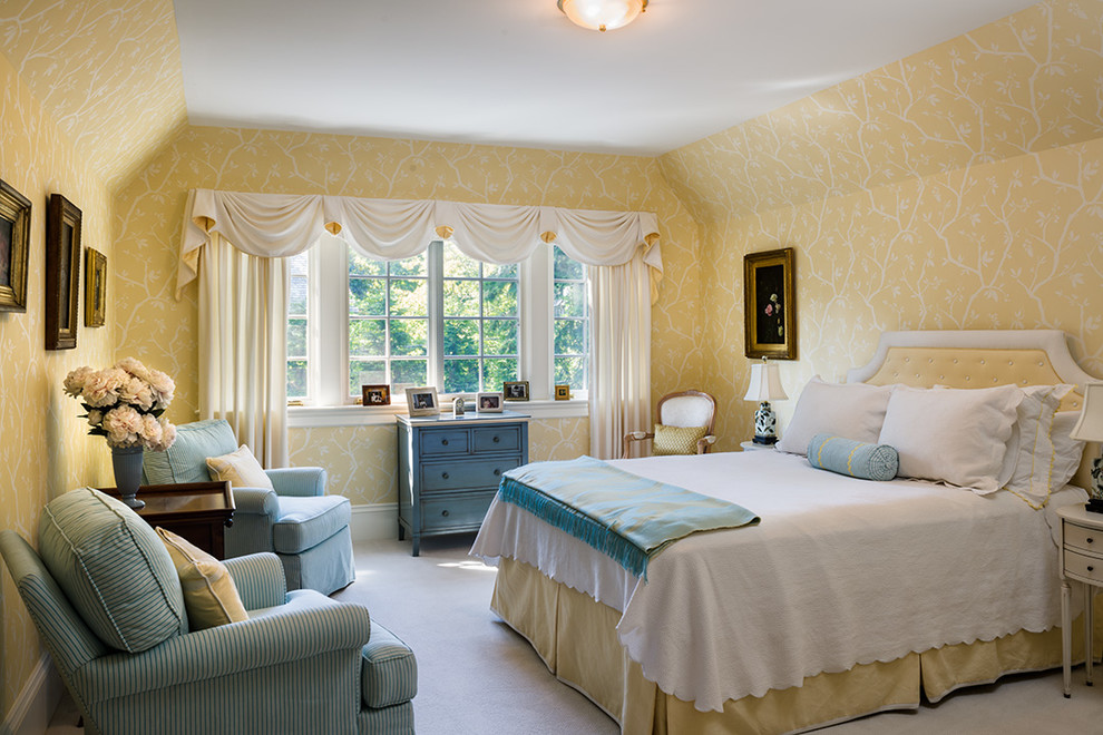 Imagen de habitación de invitados clásica de tamaño medio sin chimenea con paredes amarillas, moqueta y suelo beige
