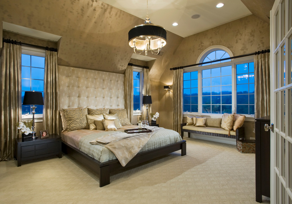Idée de décoration pour une chambre avec moquette design avec un mur beige.