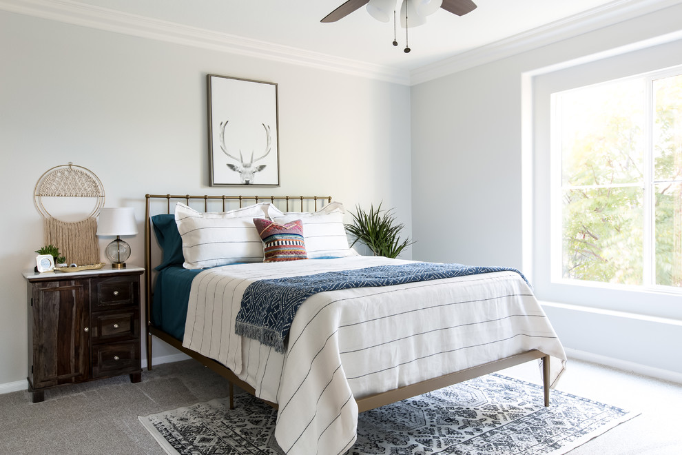 Immagine di una camera da letto chic con pareti bianche, moquette e pavimento grigio