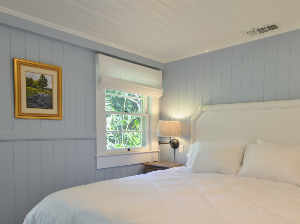 Источник вдохновения для домашнего уюта: маленькая хозяйская спальня в стиле неоклассика (современная классика) с синими стенами и темным паркетным полом для на участке и в саду