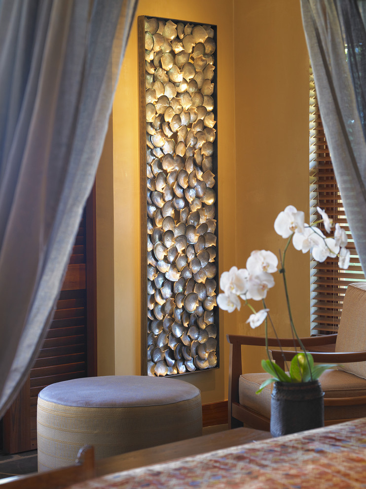 Ejemplo de dormitorio tropical con paredes beige
