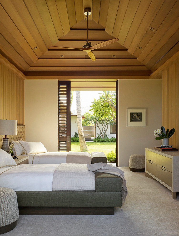 Стильный дизайн: гостевая спальня (комната для гостей): освещение в морском стиле с белыми стенами, ковровым покрытием и серым полом без камина - последний тренд