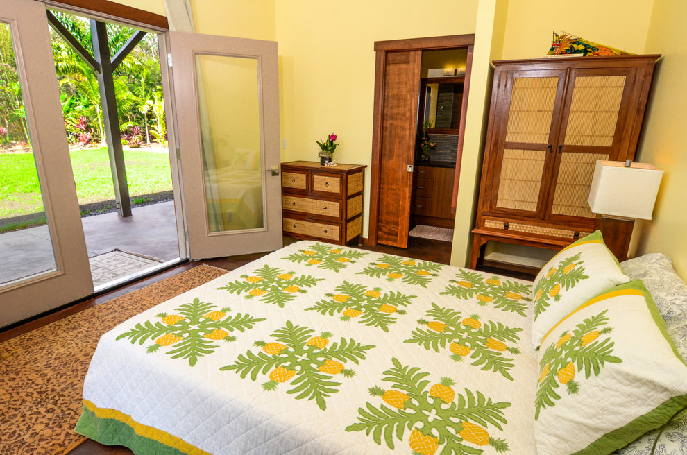 Immagine di una camera degli ospiti tropicale di medie dimensioni con pareti gialle