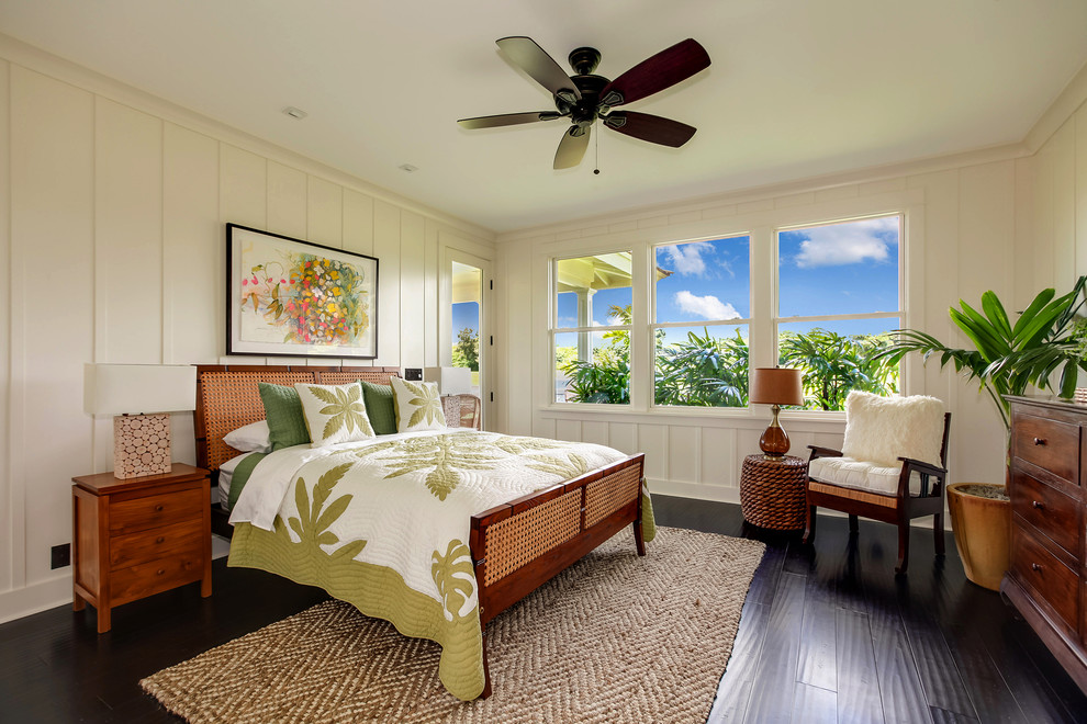 ハワイにある中くらいなビーチスタイルのおしゃれな主寝室 (白い壁、竹フローリング、暖炉なし、黒い床) のインテリア