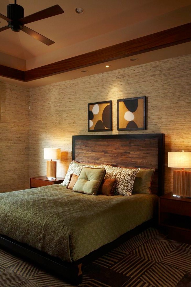 На фото: спальня в морском стиле с бежевыми стенами