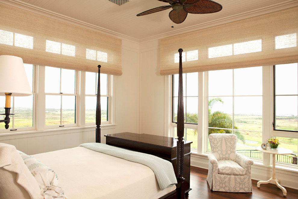 На фото: огромная гостевая спальня (комната для гостей) в морском стиле с белыми стенами и паркетным полом среднего тона