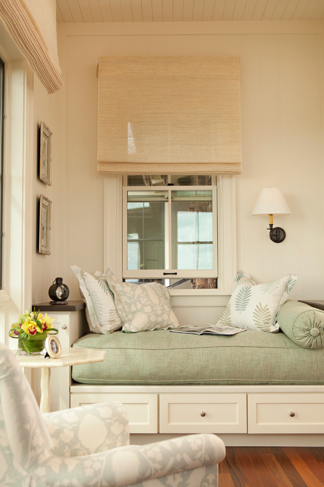 Imagen de habitación de invitados tropical extra grande sin chimenea con paredes blancas y suelo de madera en tonos medios