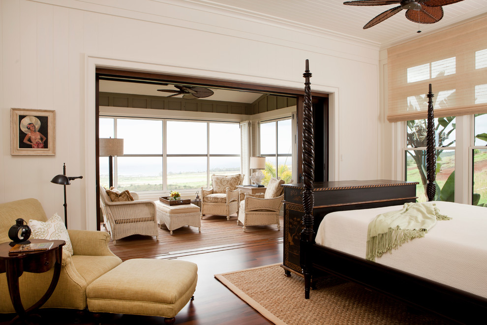 Großes Hauptschlafzimmer ohne Kamin mit weißer Wandfarbe, dunklem Holzboden und braunem Boden in San Francisco