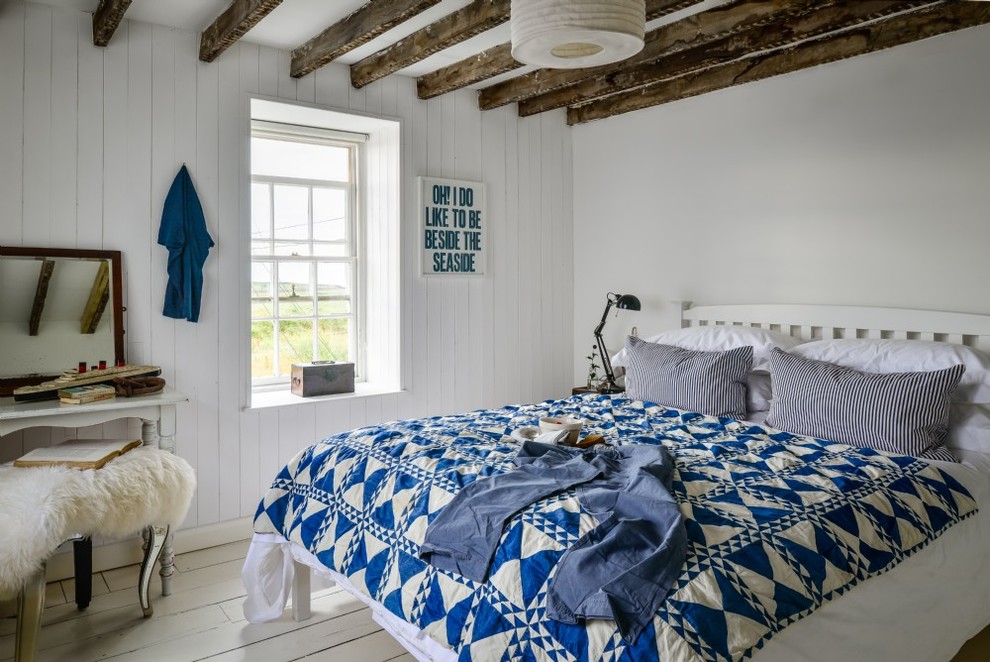 Ispirazione per una camera degli ospiti costiera di medie dimensioni con pareti bianche, pavimento in legno verniciato e pavimento bianco