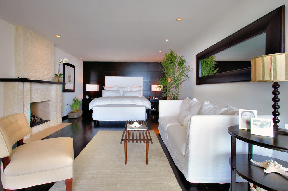 Foto de dormitorio actual con paredes blancas, suelo de madera oscura y todas las chimeneas