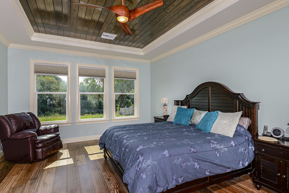 タンパにある中くらいなトランジショナルスタイルのおしゃれな主寝室 (青い壁、淡色無垢フローリング) のレイアウト