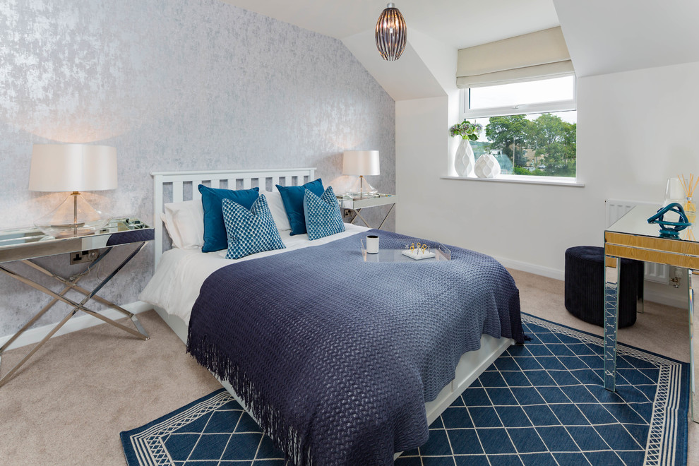 Foto di una camera da letto design con pareti bianche, moquette e pavimento beige