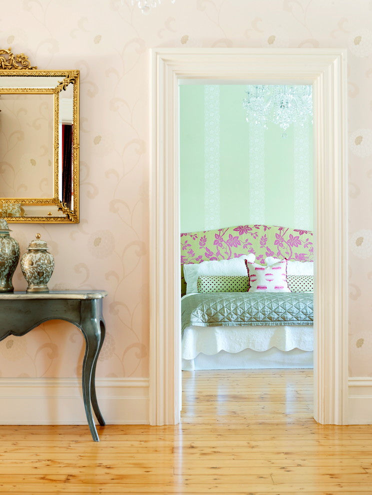 メルボルンにある広いトラディショナルスタイルのおしゃれな主寝室 (緑の壁、無垢フローリング、茶色い床) のレイアウト
