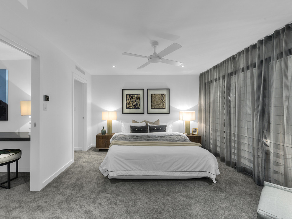 Mittelgroßes Modernes Hauptschlafzimmer mit weißer Wandfarbe und Teppichboden in Brisbane