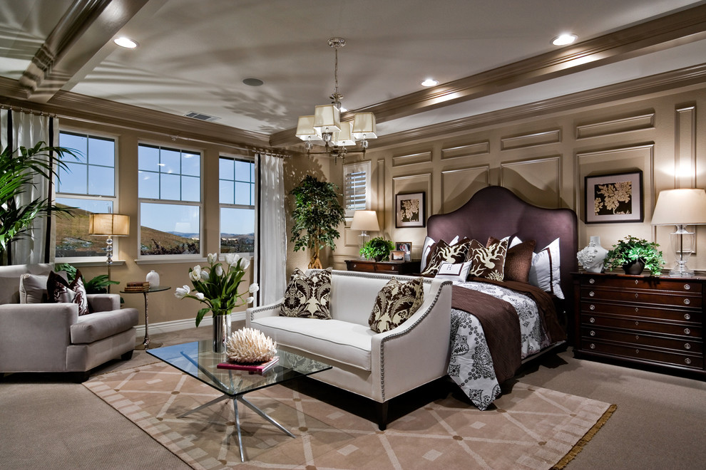 Ejemplo de dormitorio principal minimalista de tamaño medio sin chimenea con paredes beige y moqueta