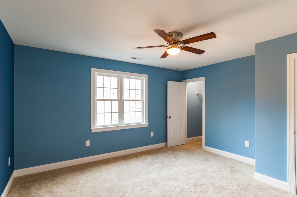 Inspiration pour une chambre craftsman de taille moyenne avec un mur bleu et un sol beige.