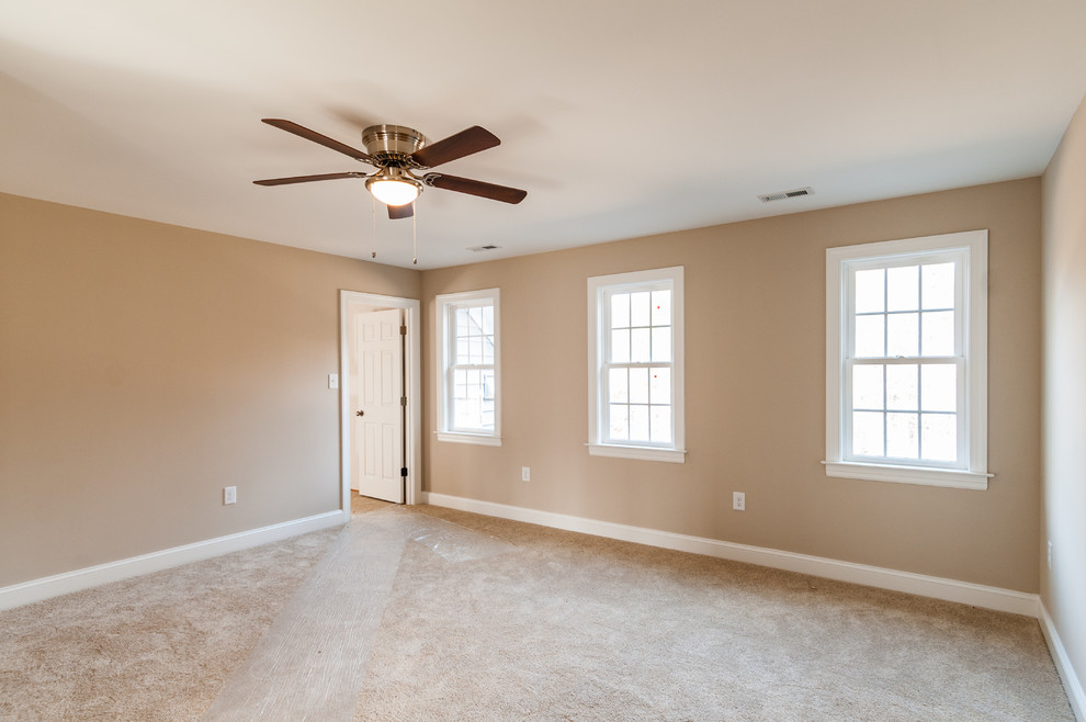 Exemple d'une chambre craftsman de taille moyenne avec un mur beige et un sol beige.