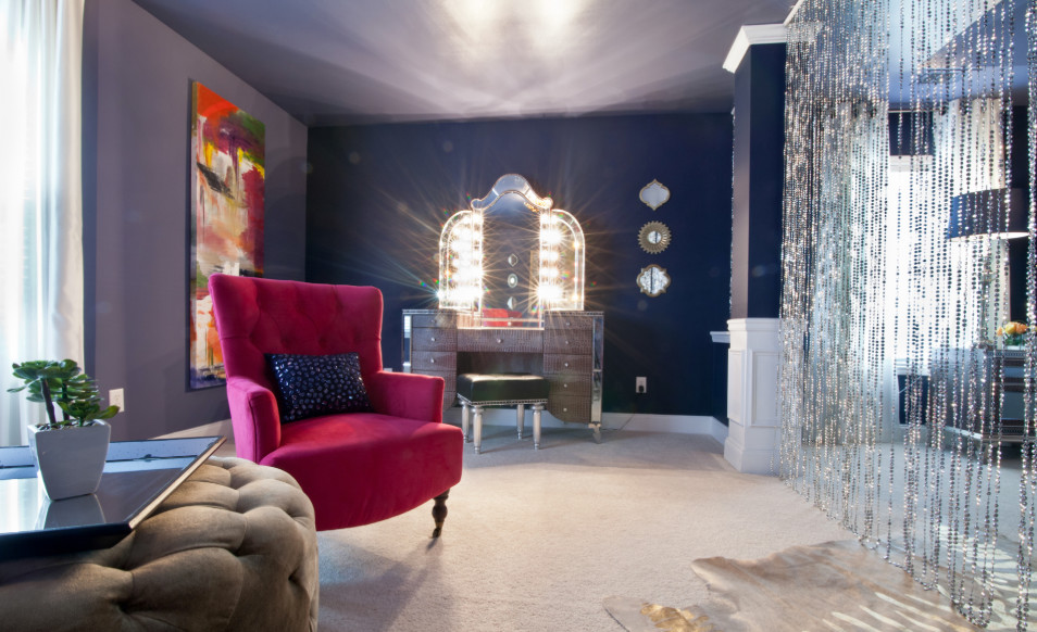 Источник вдохновения для домашнего уюта: огромная хозяйская спальня в стиле фьюжн с синими стенами, ковровым покрытием и белым полом без камина