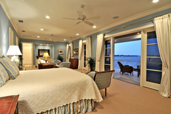 タンパにある中くらいなビーチスタイルのおしゃれな主寝室 (青い壁、カーペット敷き、暖炉なし) のレイアウト
