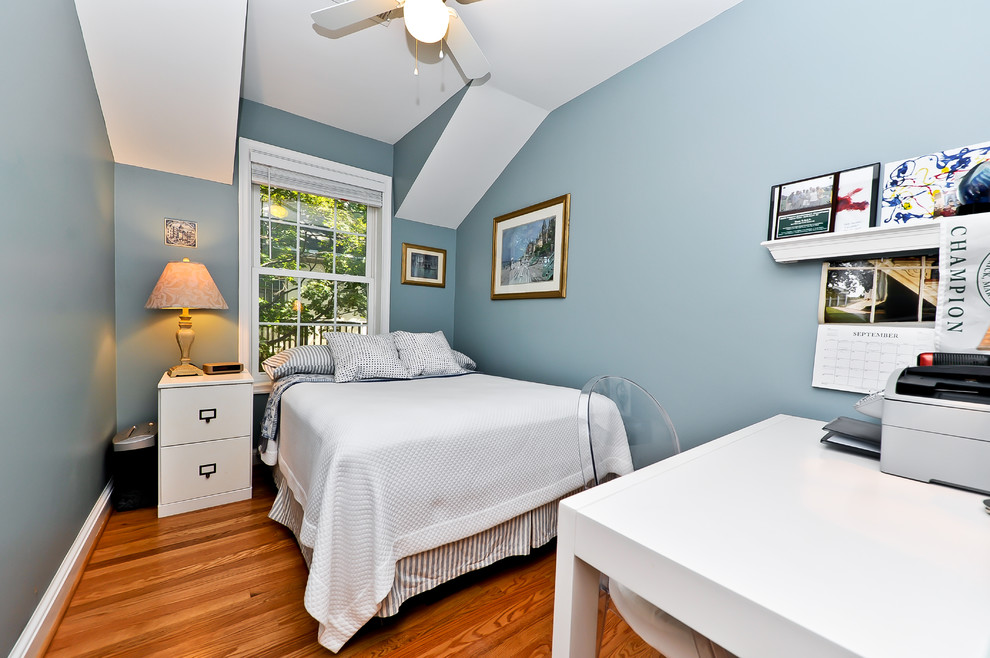 Imagen de dormitorio tradicional con paredes azules