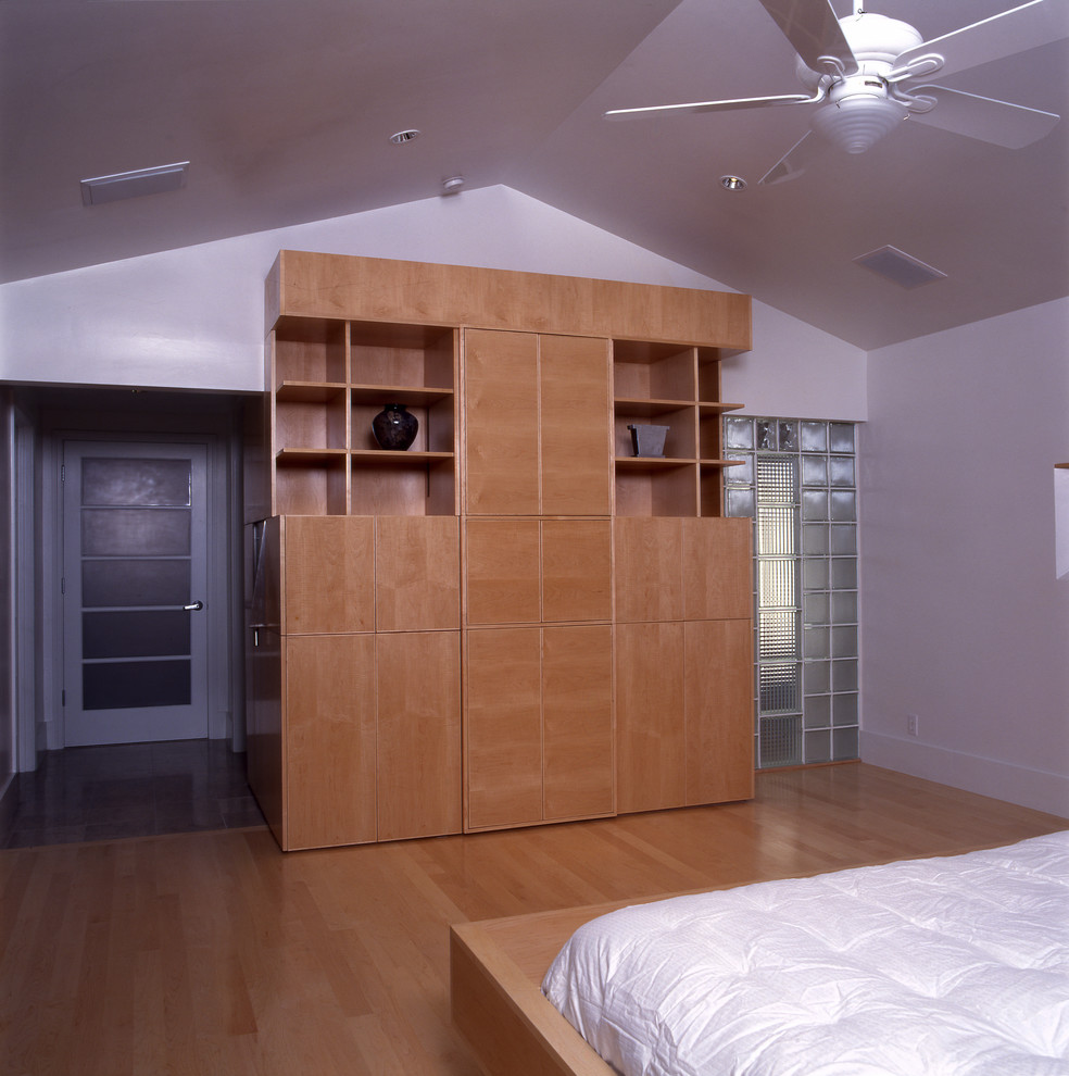 Пример оригинального дизайна: хозяйская спальня среднего размера в восточном стиле с белыми стенами, светлым паркетным полом и коричневым полом без камина
