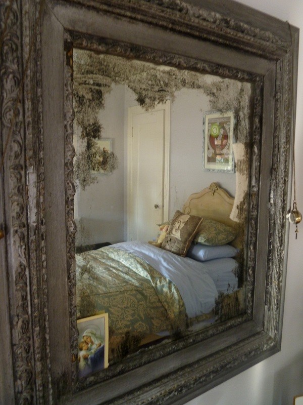 Kleines Eklektisches Schlafzimmer mit grauer Wandfarbe und braunem Holzboden in San Francisco