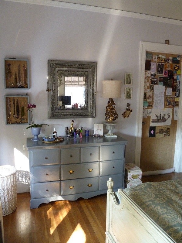Kleines Shabby-Style Schlafzimmer mit grauer Wandfarbe und braunem Holzboden in San Francisco