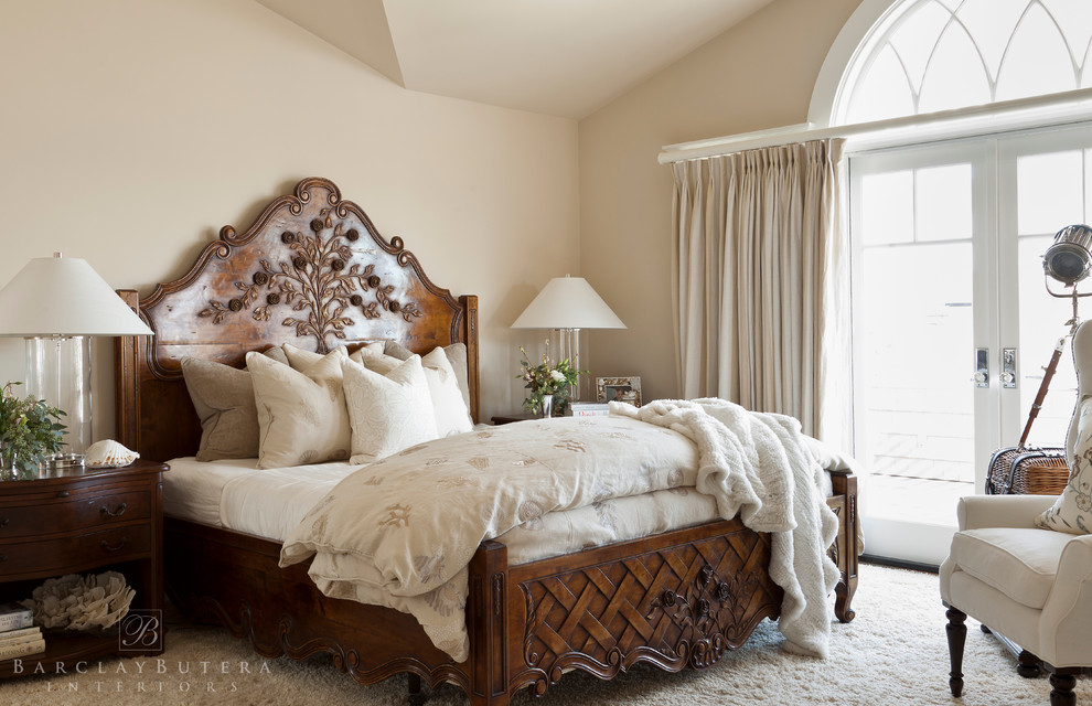 Maritimes Hauptschlafzimmer mit beiger Wandfarbe und Teppichboden in Los Angeles