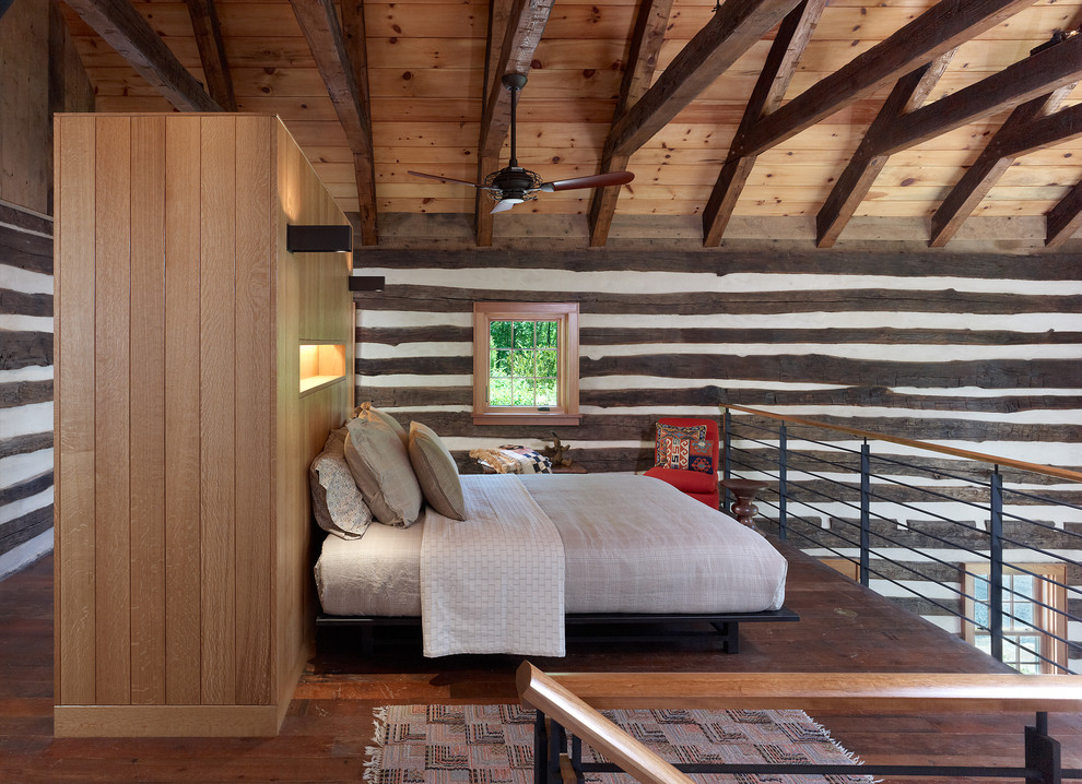 Exemple d'une chambre mansardée ou avec mezzanine tendance avec un sol en bois brun.