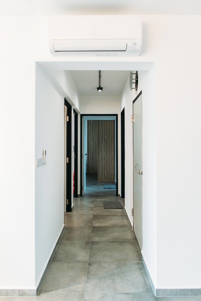 Mittelgroßes Skandinavisches Gästezimmer mit weißer Wandfarbe und Keramikboden in Singapur