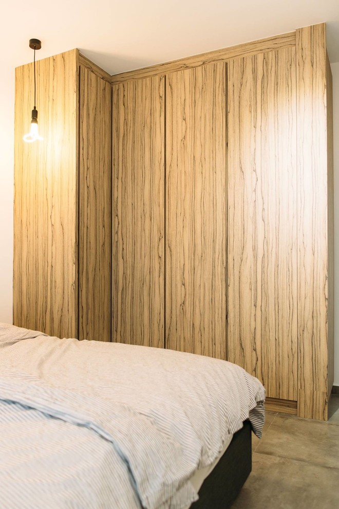 Mittelgroßes Skandinavisches Hauptschlafzimmer mit weißer Wandfarbe und Keramikboden in Singapur