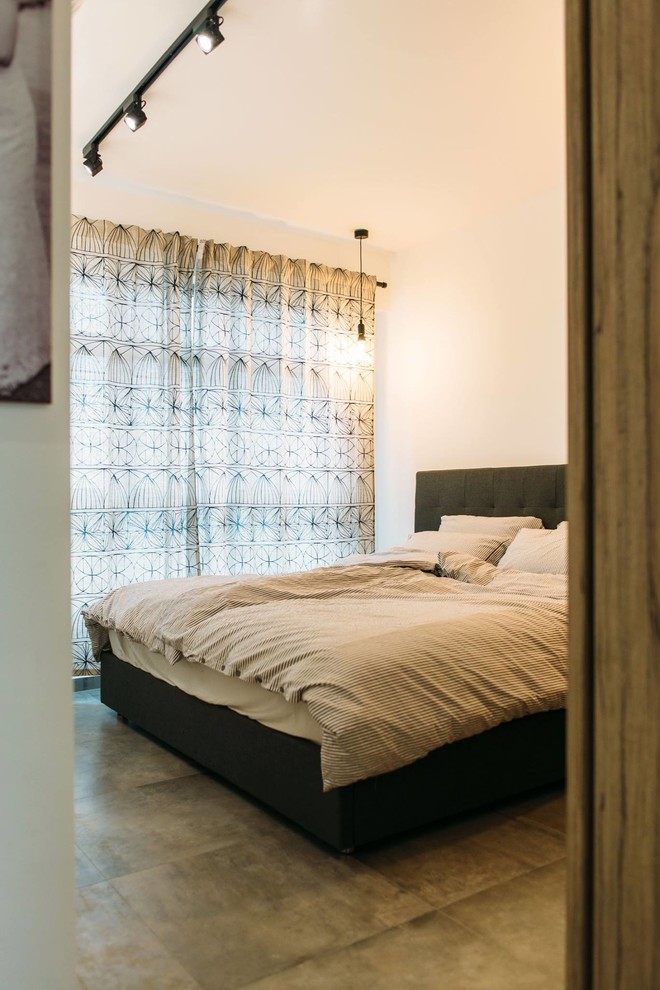 Ejemplo de dormitorio principal nórdico de tamaño medio con paredes blancas y suelo de baldosas de cerámica